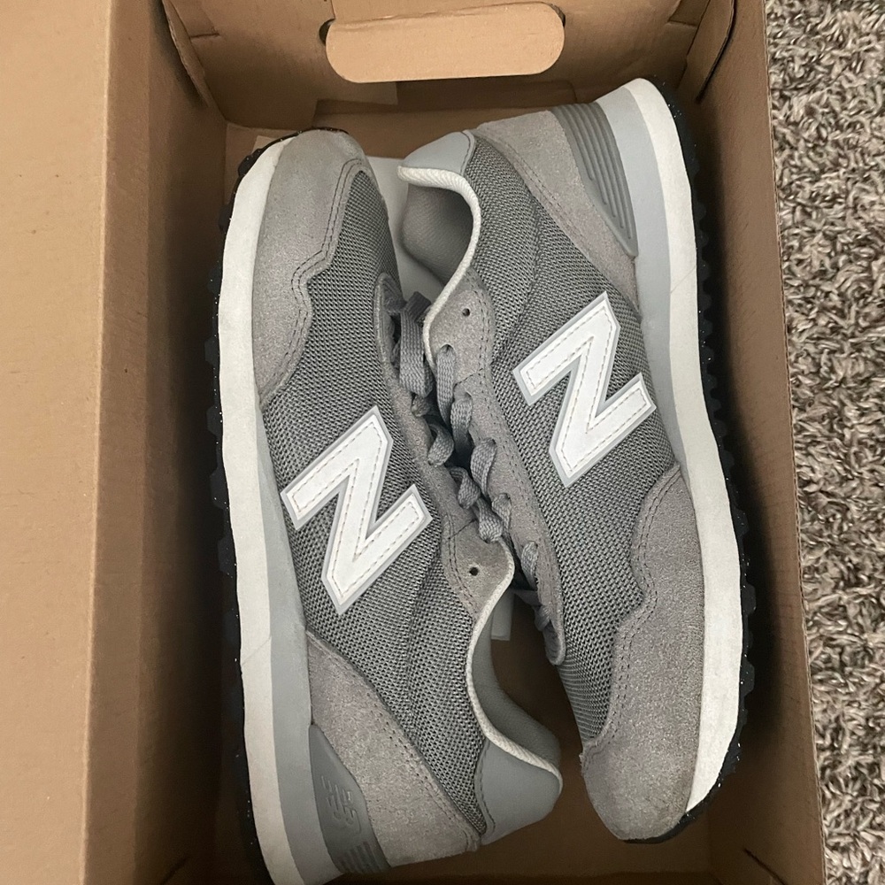 New Balance Gray Sneakers with Retro Design and White Accents